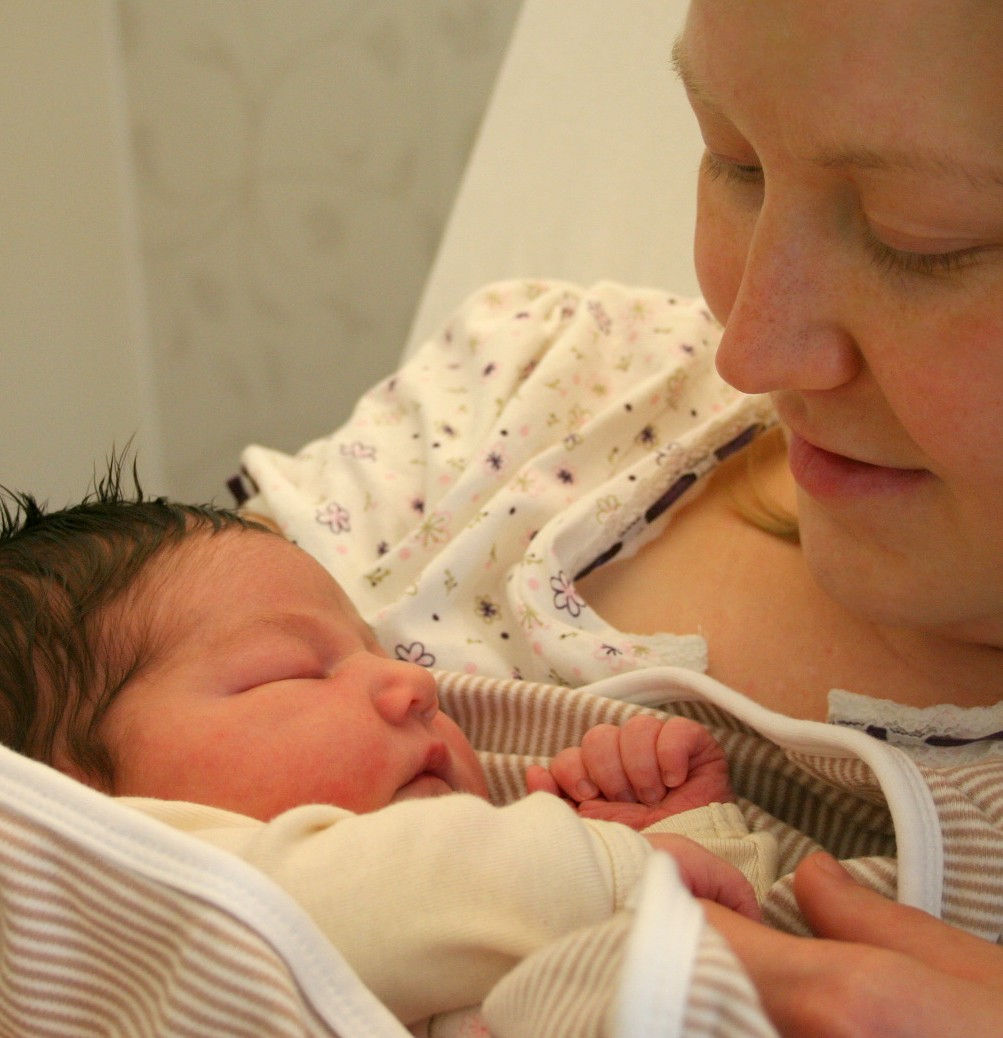 Baby auf dem Arm der Mutter