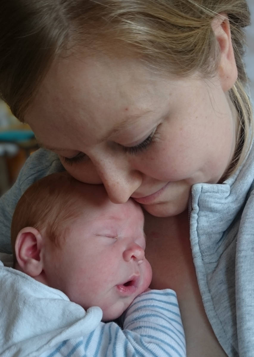 Baby auf der Mutter – Hautkontakt