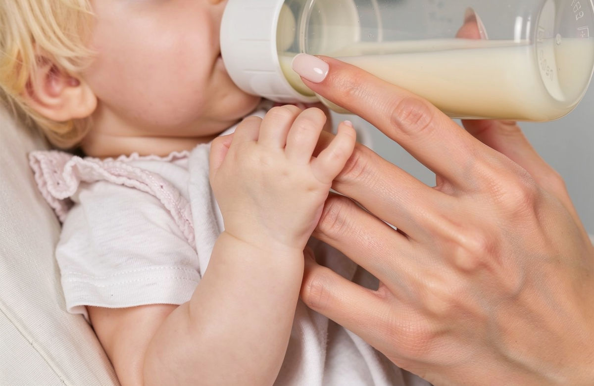 Baby mit Flasche